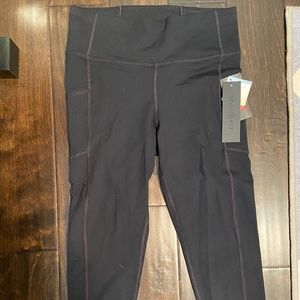 Avenue Capri Leggings w/ Pockets